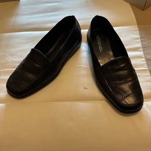Aerosols slip on loafers. Like new.
